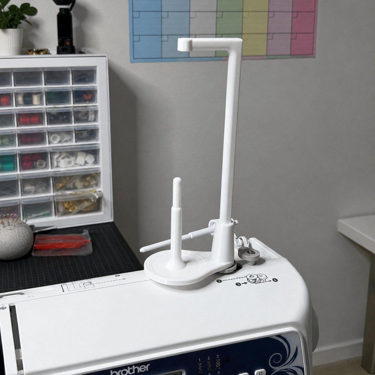 🧵Large Capacity Thread Spool Stand🪡(Compatible With Most Sewing Machines In UK Markets)