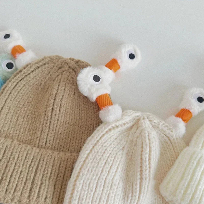 Talvinen vanhemman ja lapsen söpö hehkuva pieni hirviö neulottu pipo