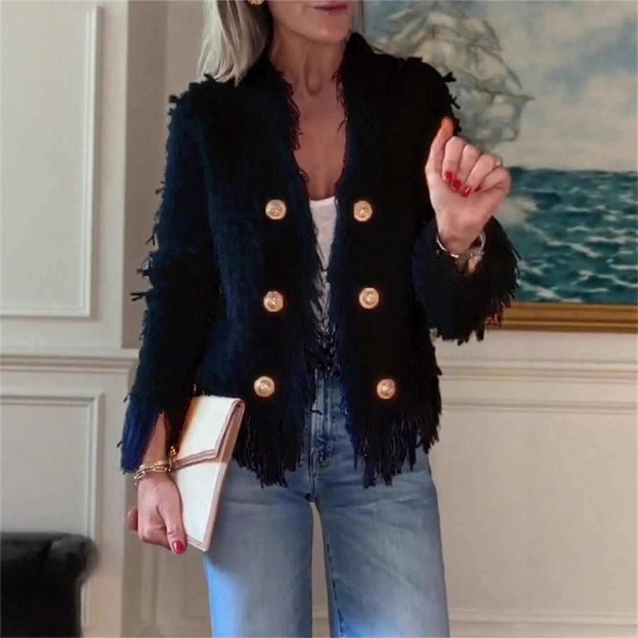 Lyhyt takki hapsuilla ja metallinapeilla