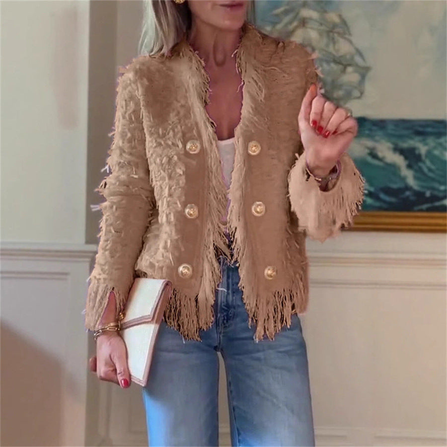 Lyhyt takki hapsuilla ja metallinapeilla