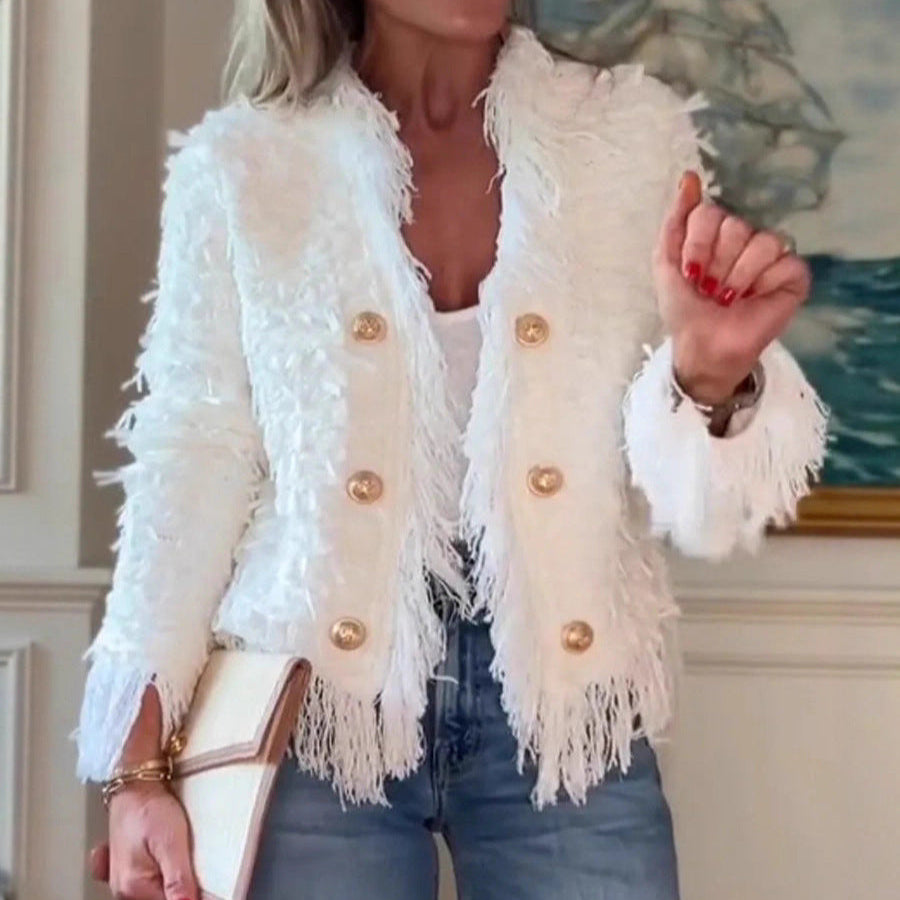 Lyhyt takki hapsuilla ja metallinapeilla